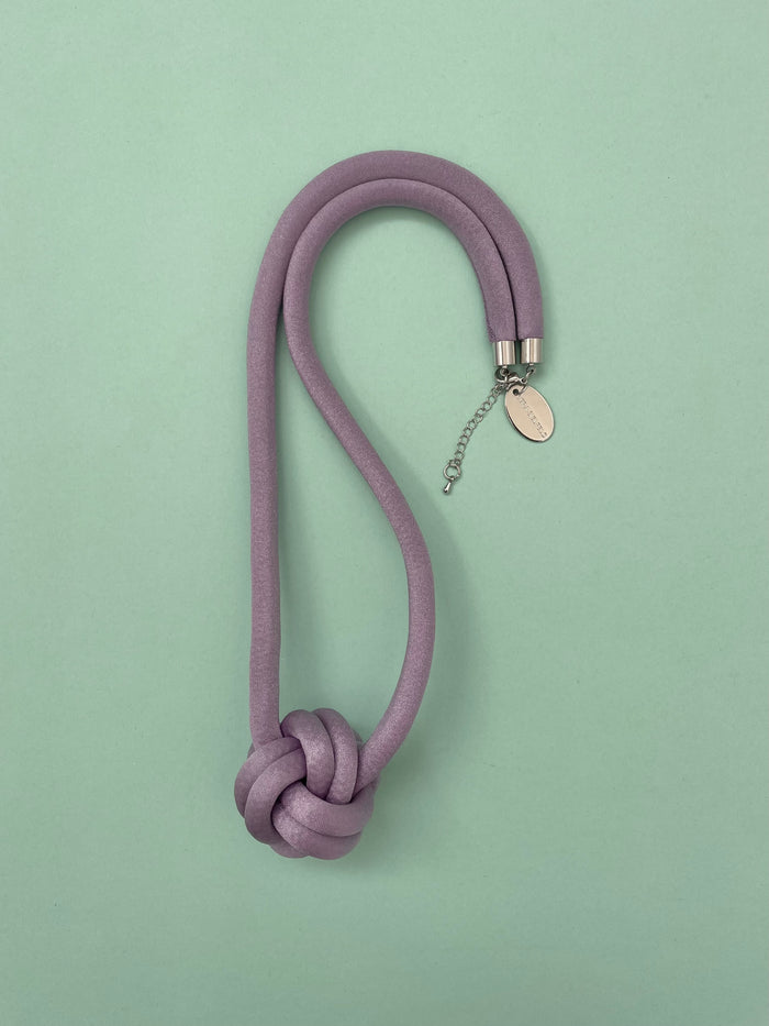 COLLAR BOLA lila oscuro