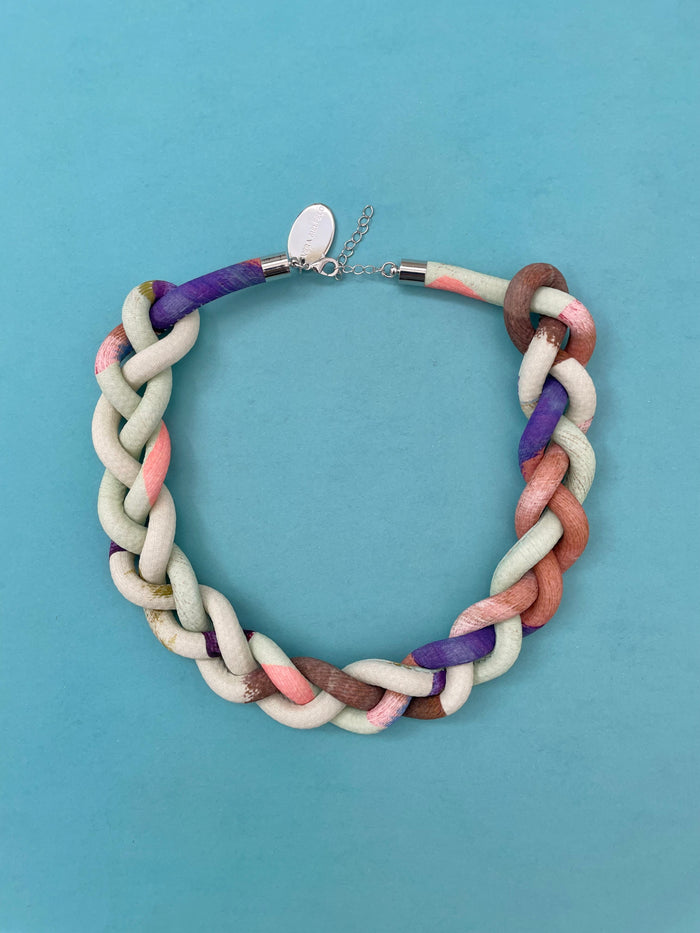 COLLAR TRENZADO multicolor tonos claros pintado