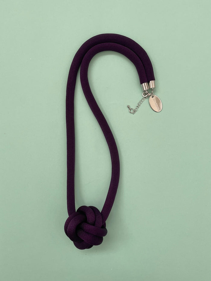 COLLAR BOLA morado oscuro