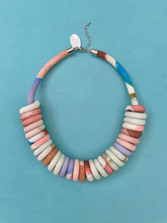 COLLAR EMBARRILADO multicolor tonos claros pintado