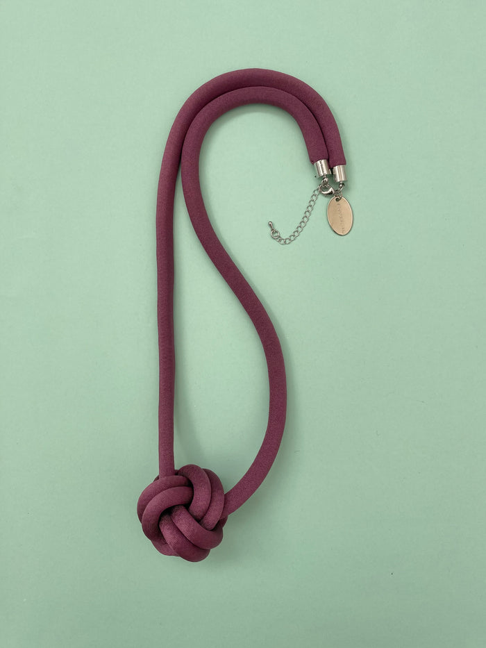 COLLAR BOLA burdeo claro