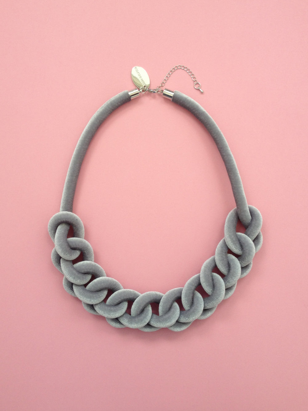 COLLAR CADENA gris terciopelo