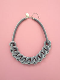 COLLAR CADENA gris terciopelo