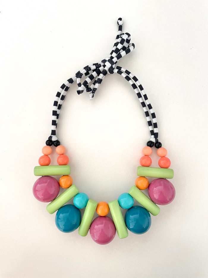 Collar cuentas resina + tela 2
