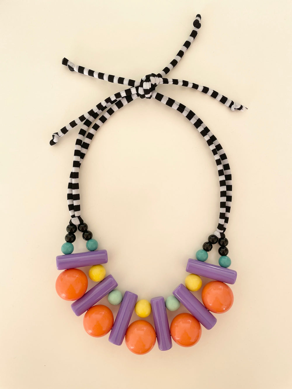 Collar cuentas resina lila