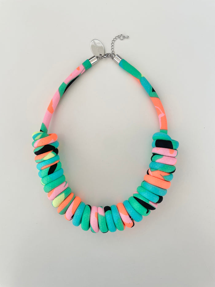COLLAR EMBARRILADO print tropical fluor