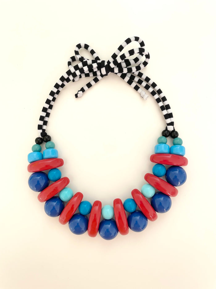 COLLAR RESINA DOBLE rojo carmesí/azules