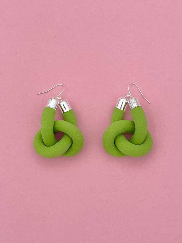 aros nudo colgante de tela verde pistacho liviano