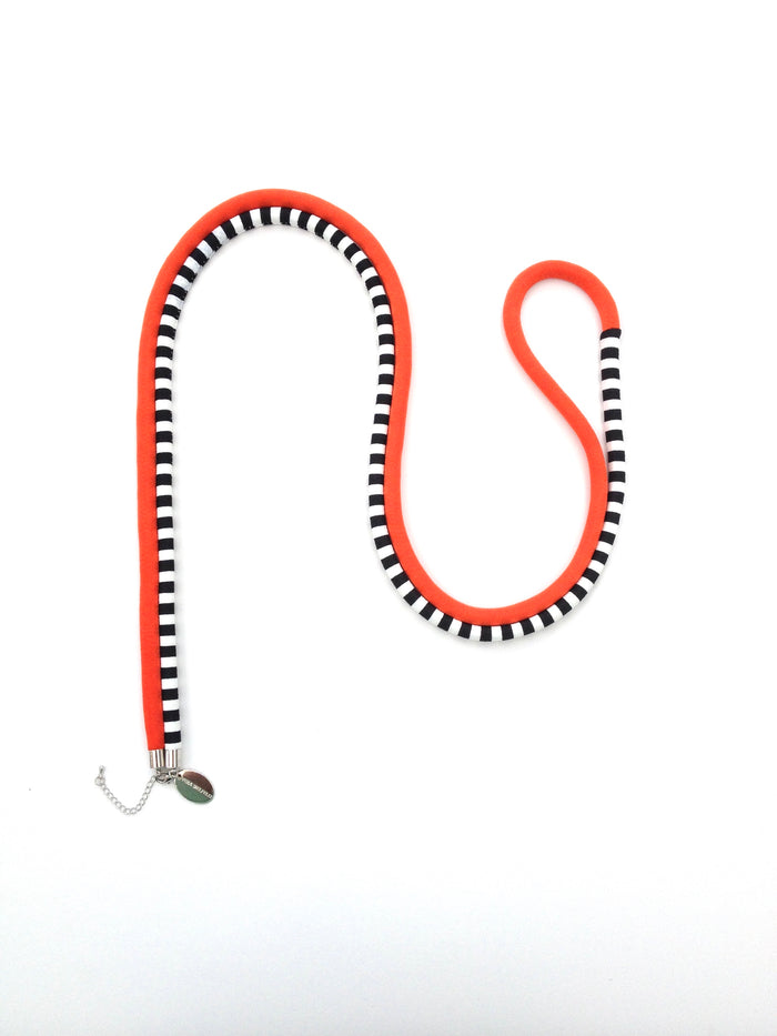 COLLAR CUERDA SIMPLE rayitas/rojizo