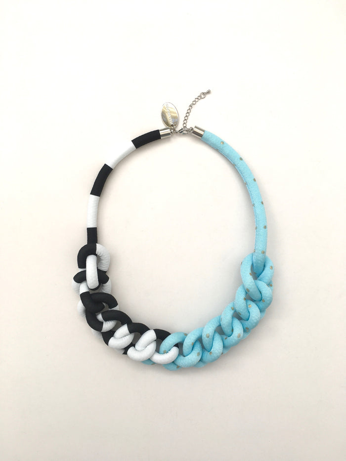 COLLAR CADENA rayado blanco/negro y celeste