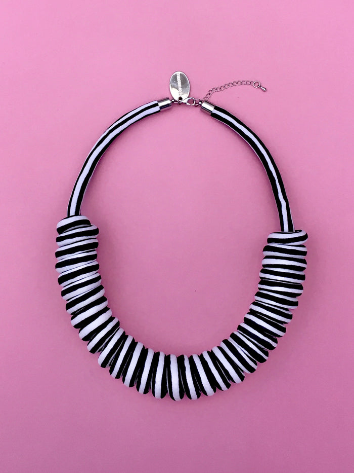 Collar Embarrilado rayado horizontal